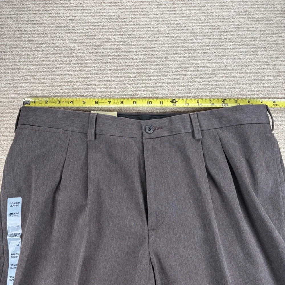 Eddie‎ Bauer Performance Khaki Mens 38x30 Pleated Wrinkle Resistant Classic Fit